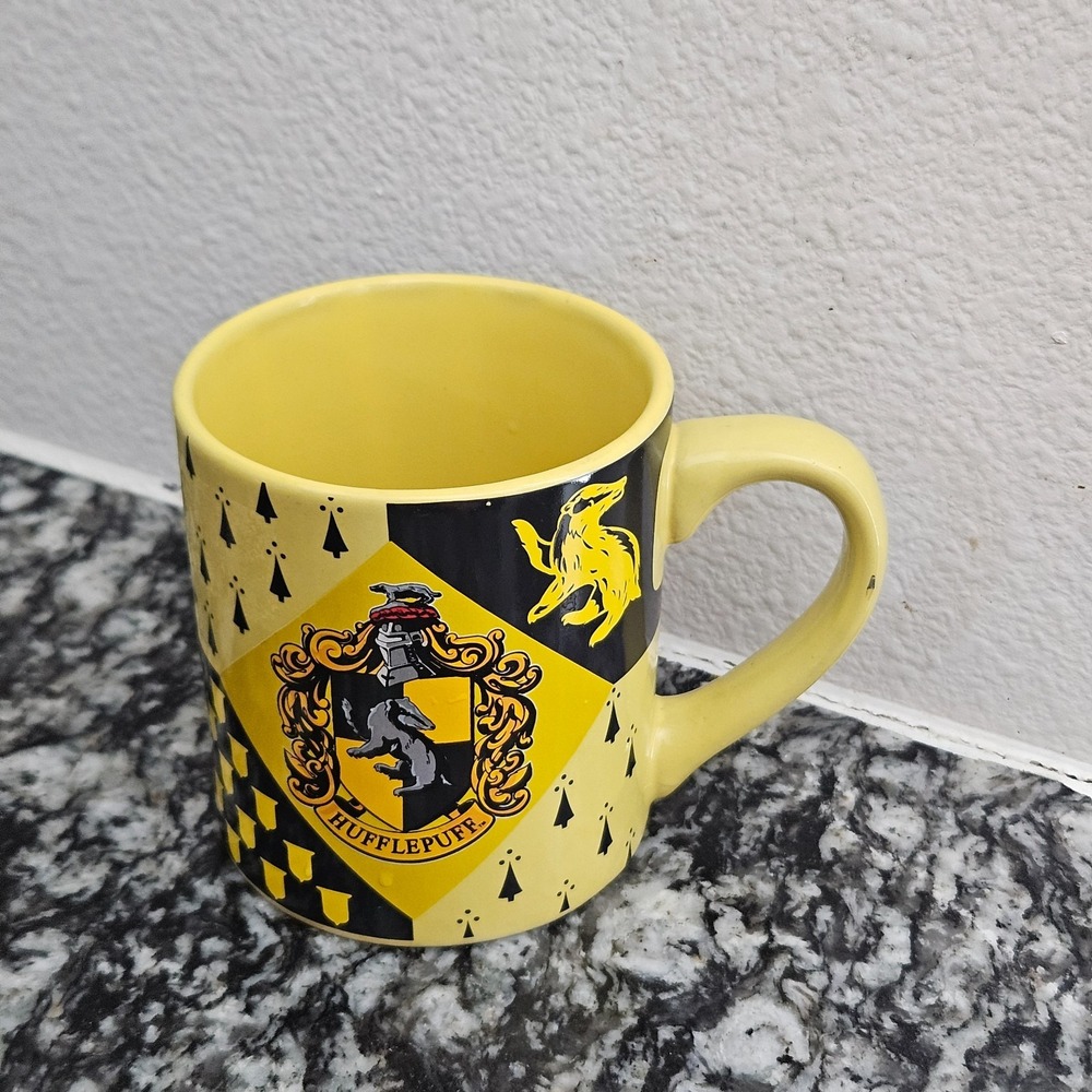 Harry Potter‎ Hufflepuff Crest Wizarding World Ceramic Mug 14oz Yellow Black Cup